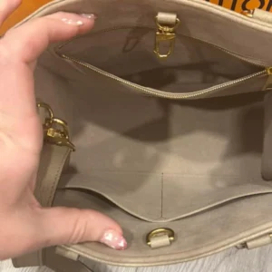 Alternative view of Small on the go turtledove