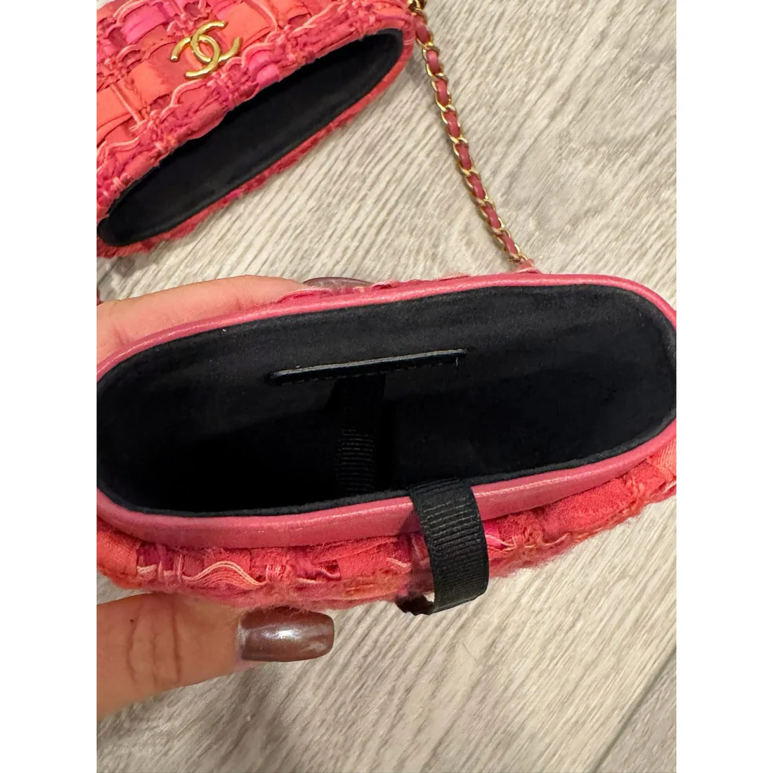 Chanel pink Tweed Chain Around Phone Holder. - Image 3