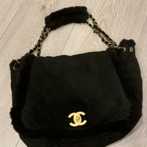 Chanel Large turnlock classic flap black Sherling