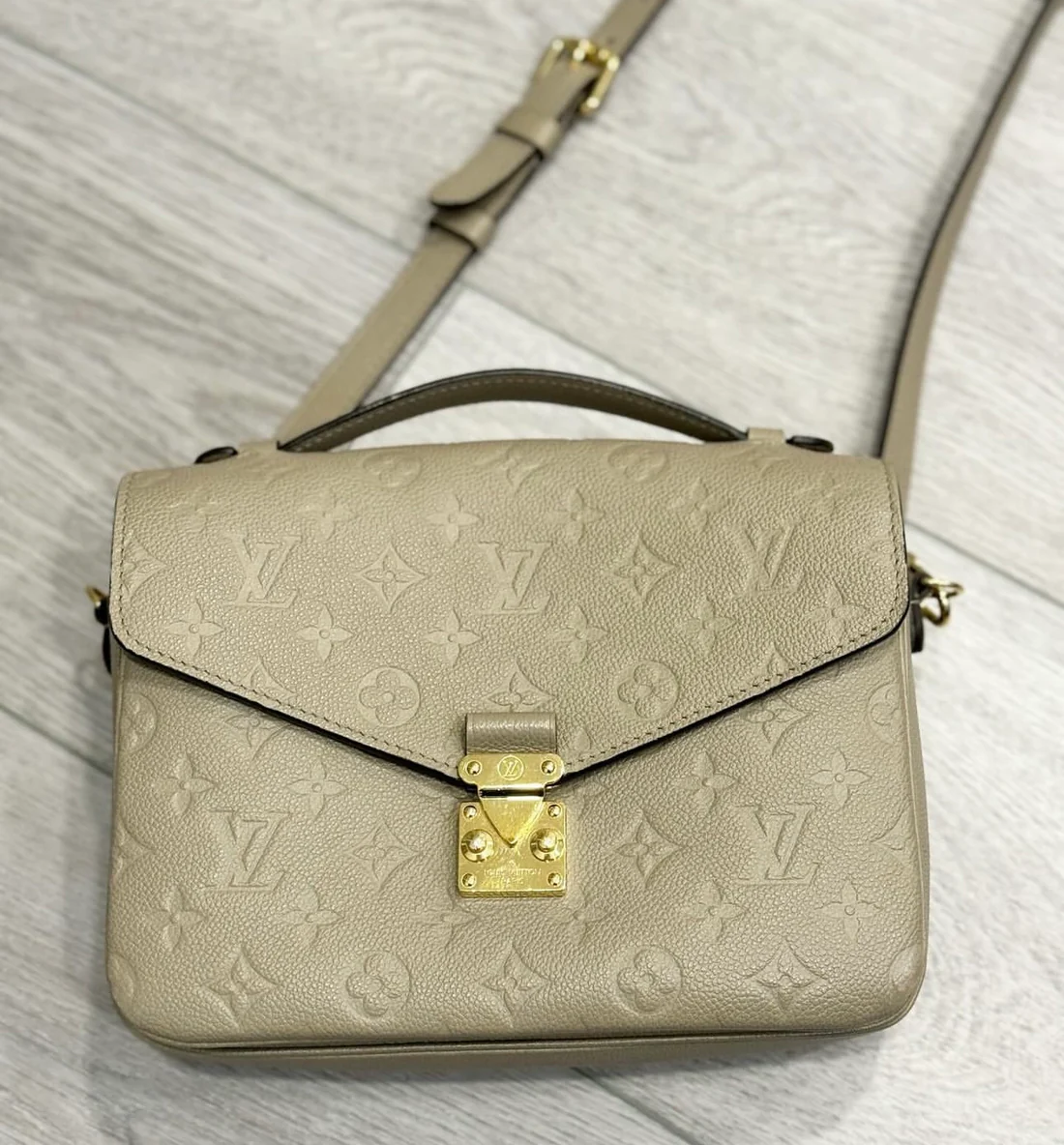 Louis Vuitton Métis empriente turtledove