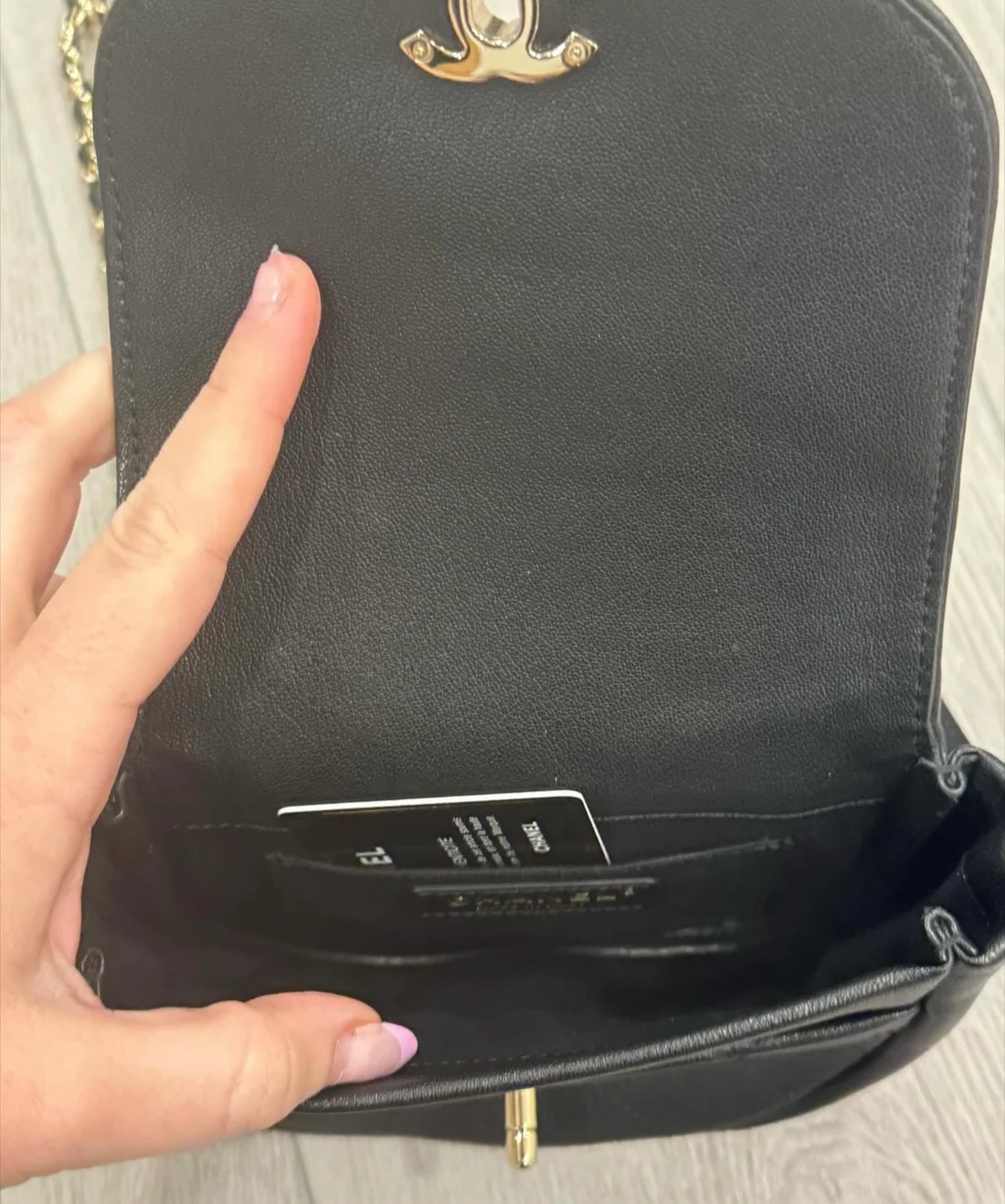 Chanel Calfskin Shoulder bag - Image 3