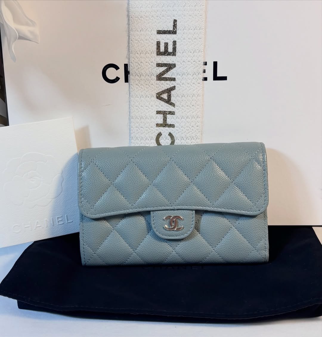 Quilted Medium Caviar Wallet Gris