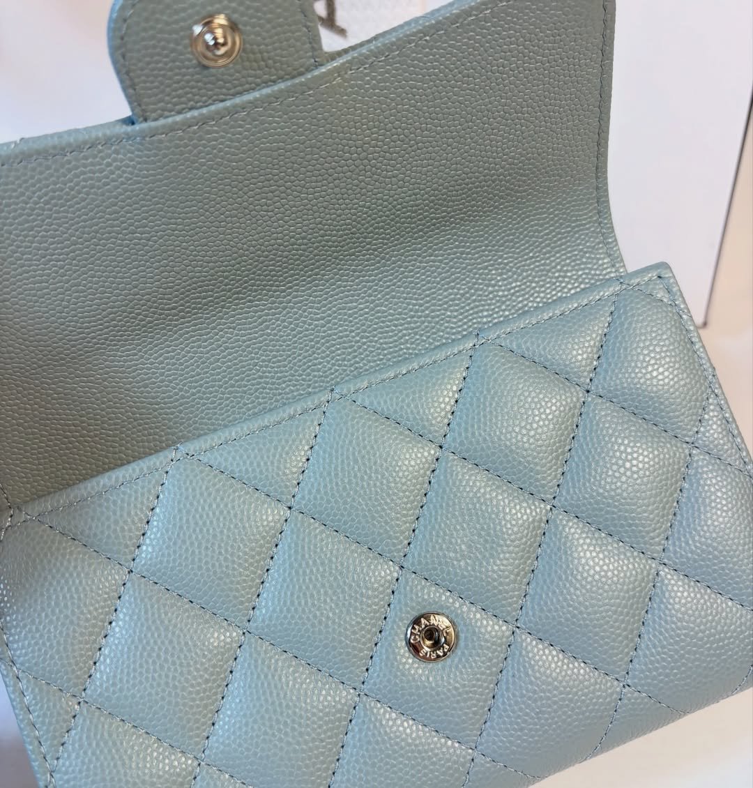 Quilted Medium Caviar Wallet Gris - Image 3