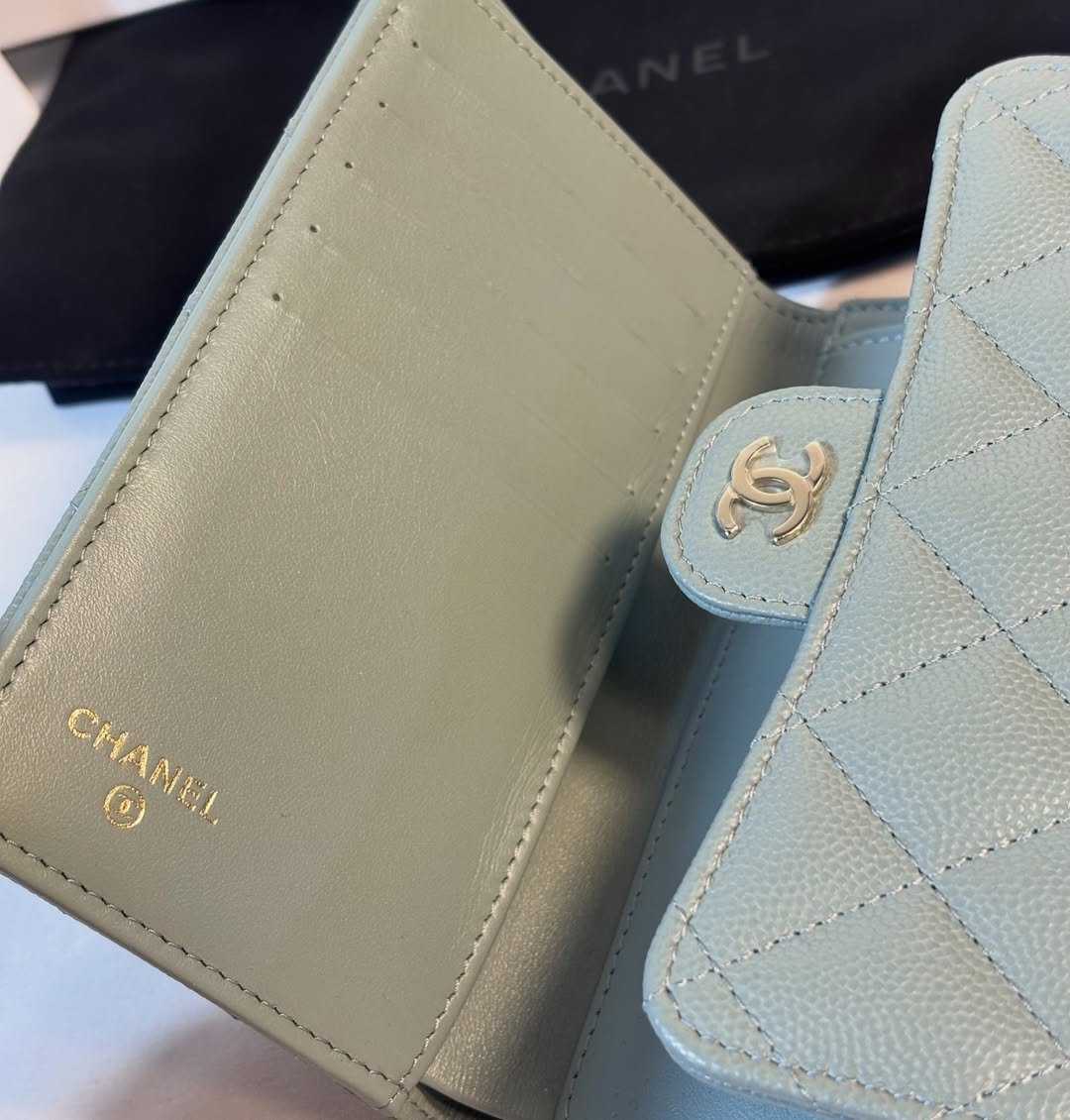Quilted Medium Caviar Wallet Gris - Image 2