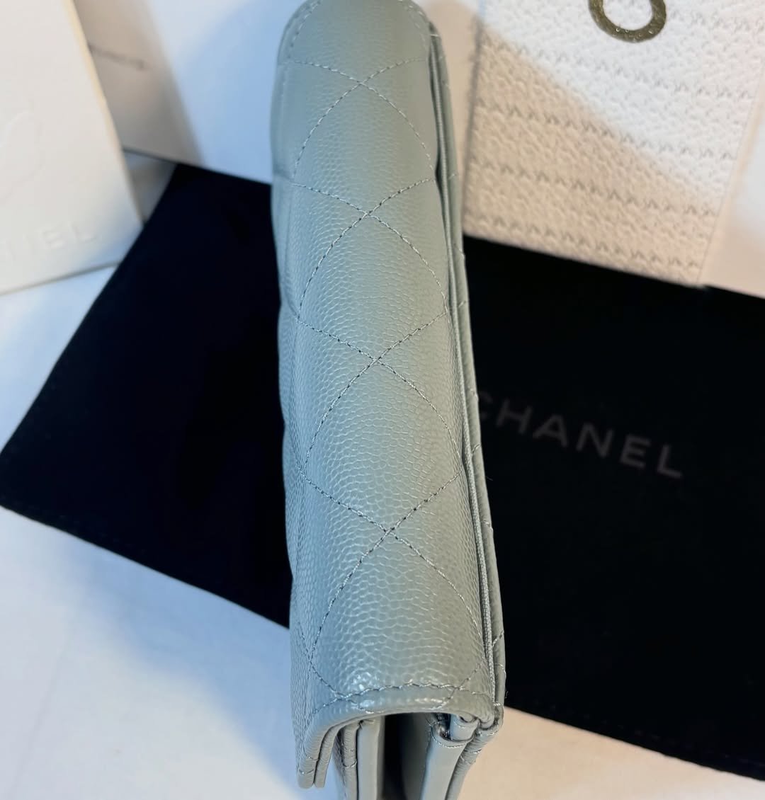 Quilted Medium Caviar Wallet Gris - Image 4