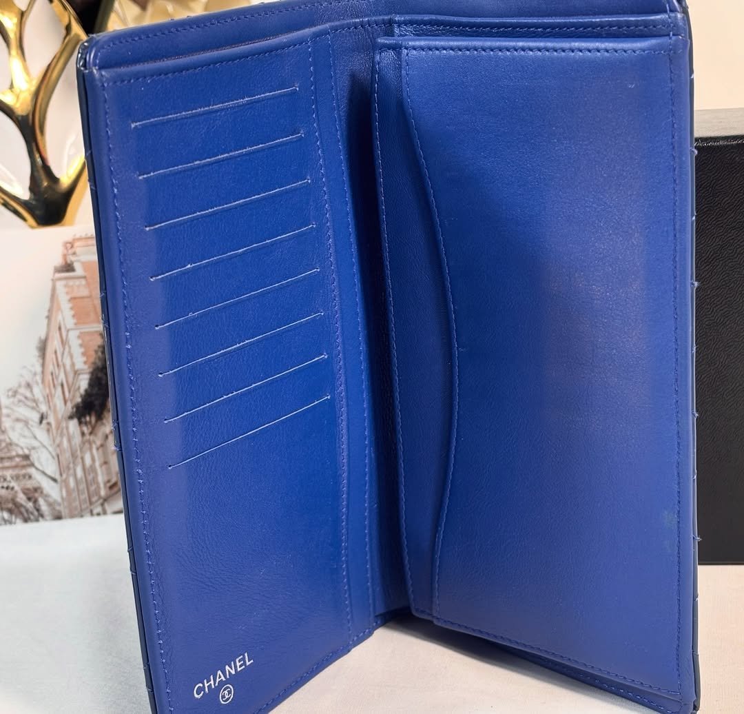 Stunning Interlocking Cc Logo Bifold Blue - Image 2